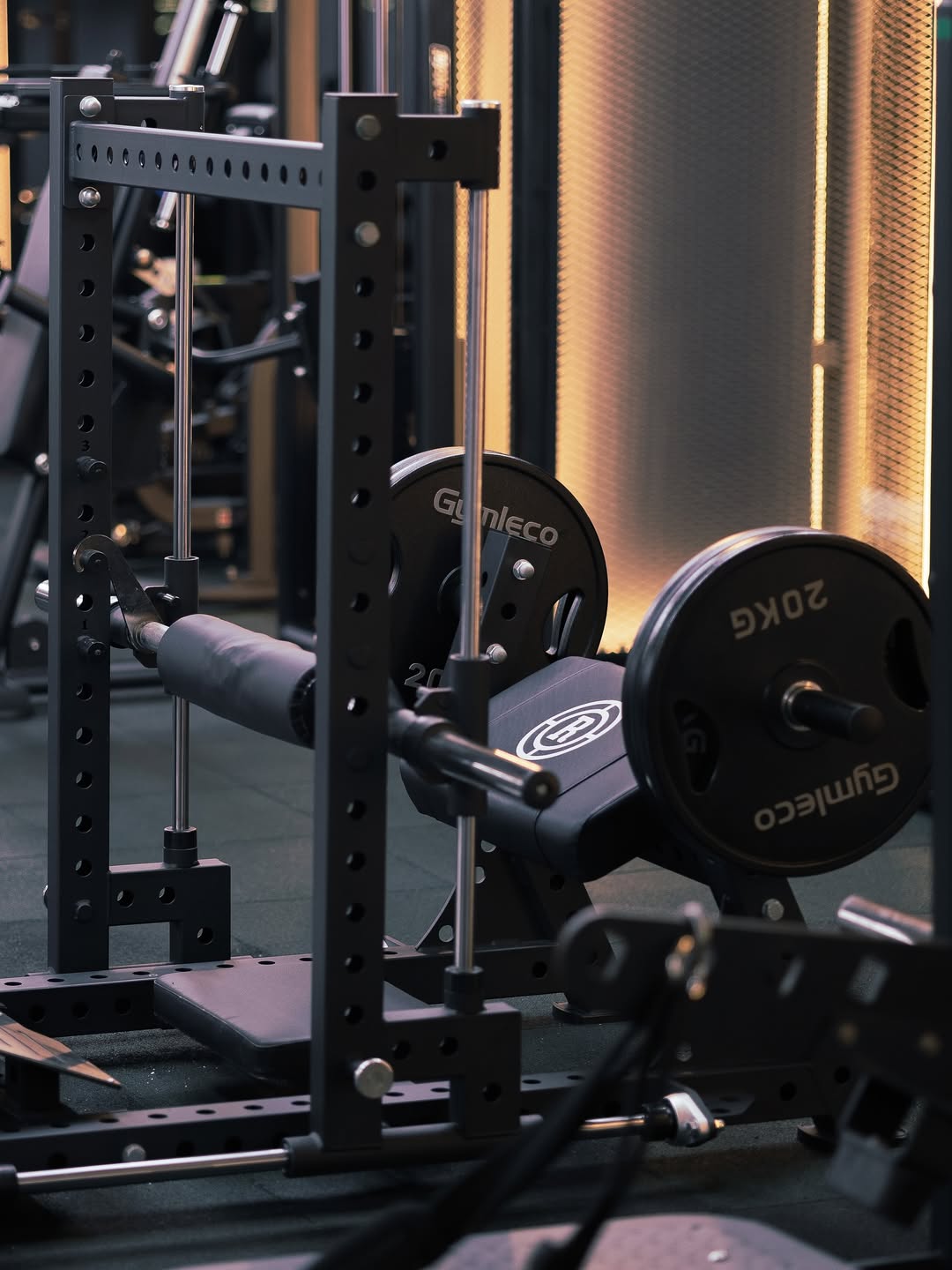 Hip thrust machine